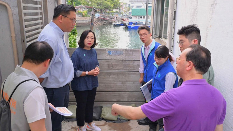 麥美娟到鯉魚門視察預防風暴潮設施 特別關注低窪地區