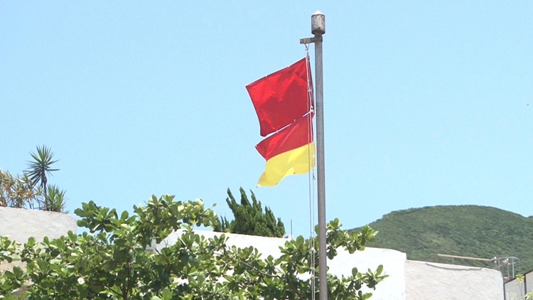 貝澳泳灘等離島多個泳灘已懸掛紅旗 康文署籲市民勿游泳