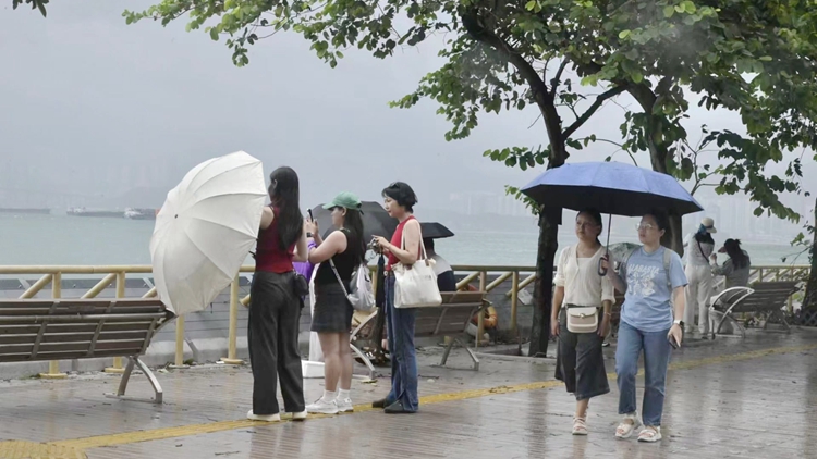 內地客堅尼地城新海旁觀浪 拍照留念感受颱風吹襲