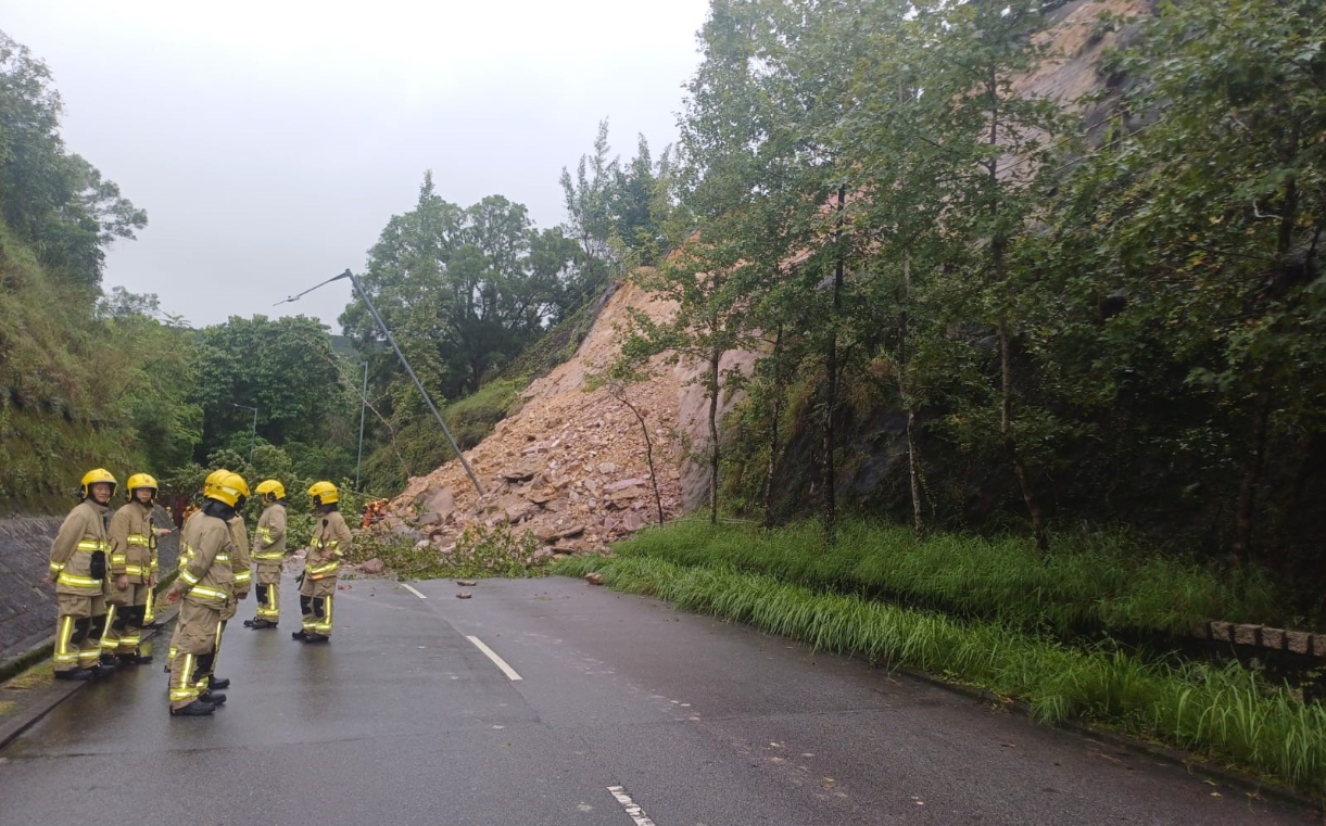 大埔新娘潭路山泥傾瀉交通受阻 有私家車被困