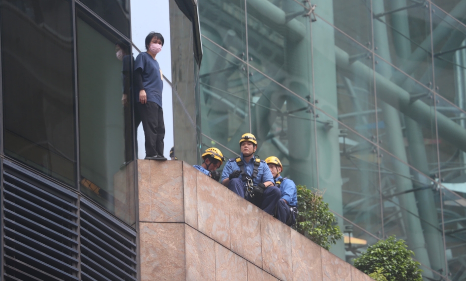 女子危站旺角朗豪坊平台 談判專家到場遊說