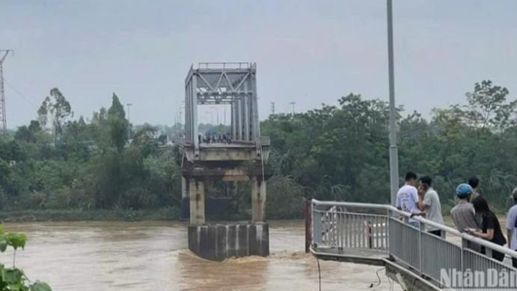 越南一大橋垮塌多人落水 颱風「摩羯」致超20人死亡