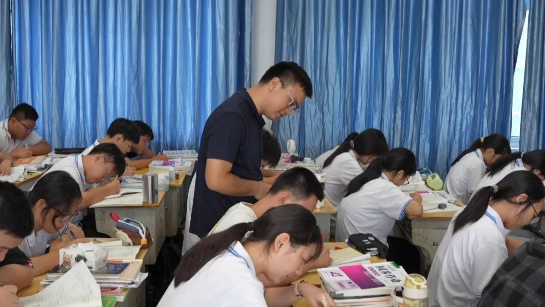 畢文聯：三尺講台點春秋 汗灑徽州育英才