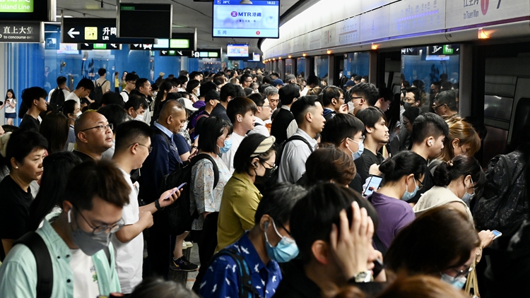 10月1日乘客使用八達通乘搭港鐵、輕鐵及港鐵巴士均可享七五折