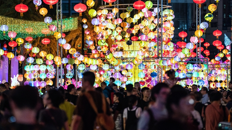 本港8月訪港旅客超過445萬人次 按年上升逾9% 半數為過夜旅客