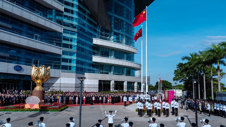 國慶75周年｜港府金紫荊廣場舉行升旗儀式 李家超率政府高官等出席