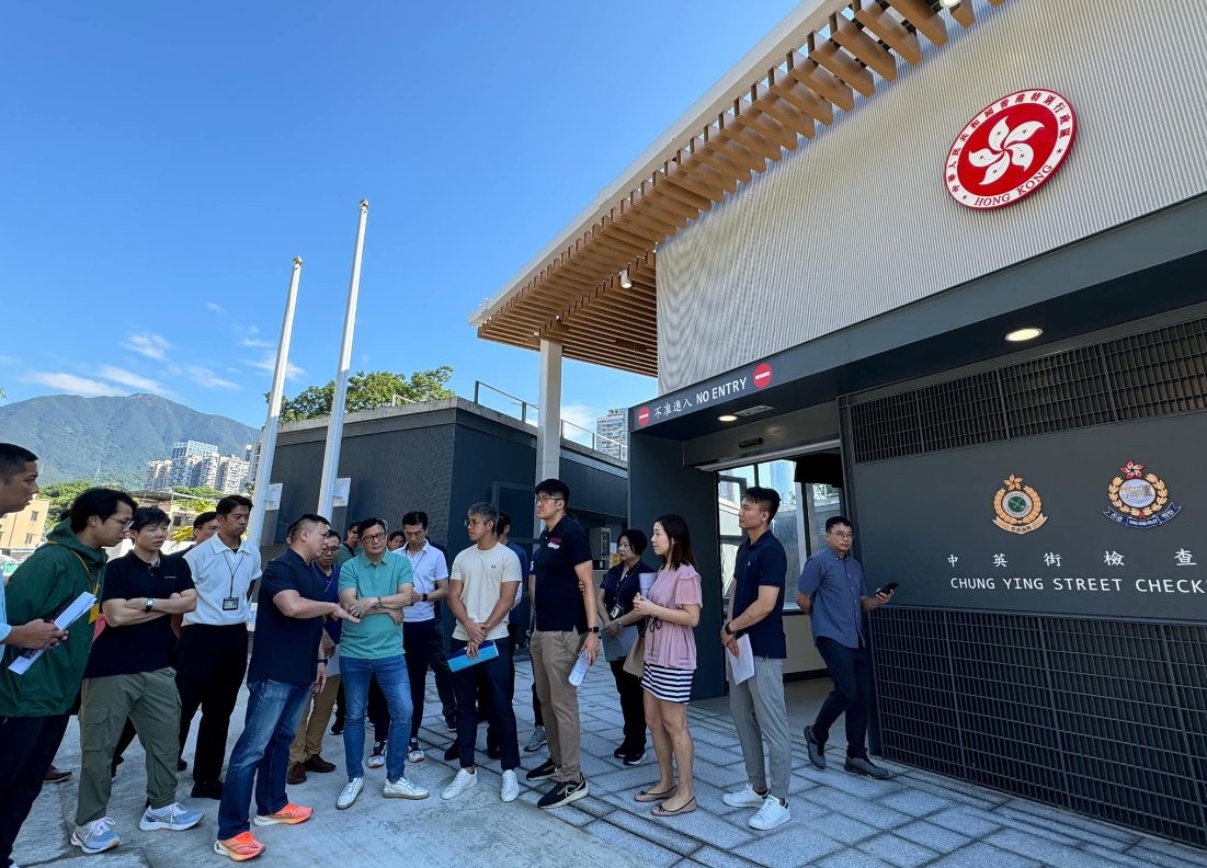 鄧炳強到中英街檢查站視察人面辨識系統