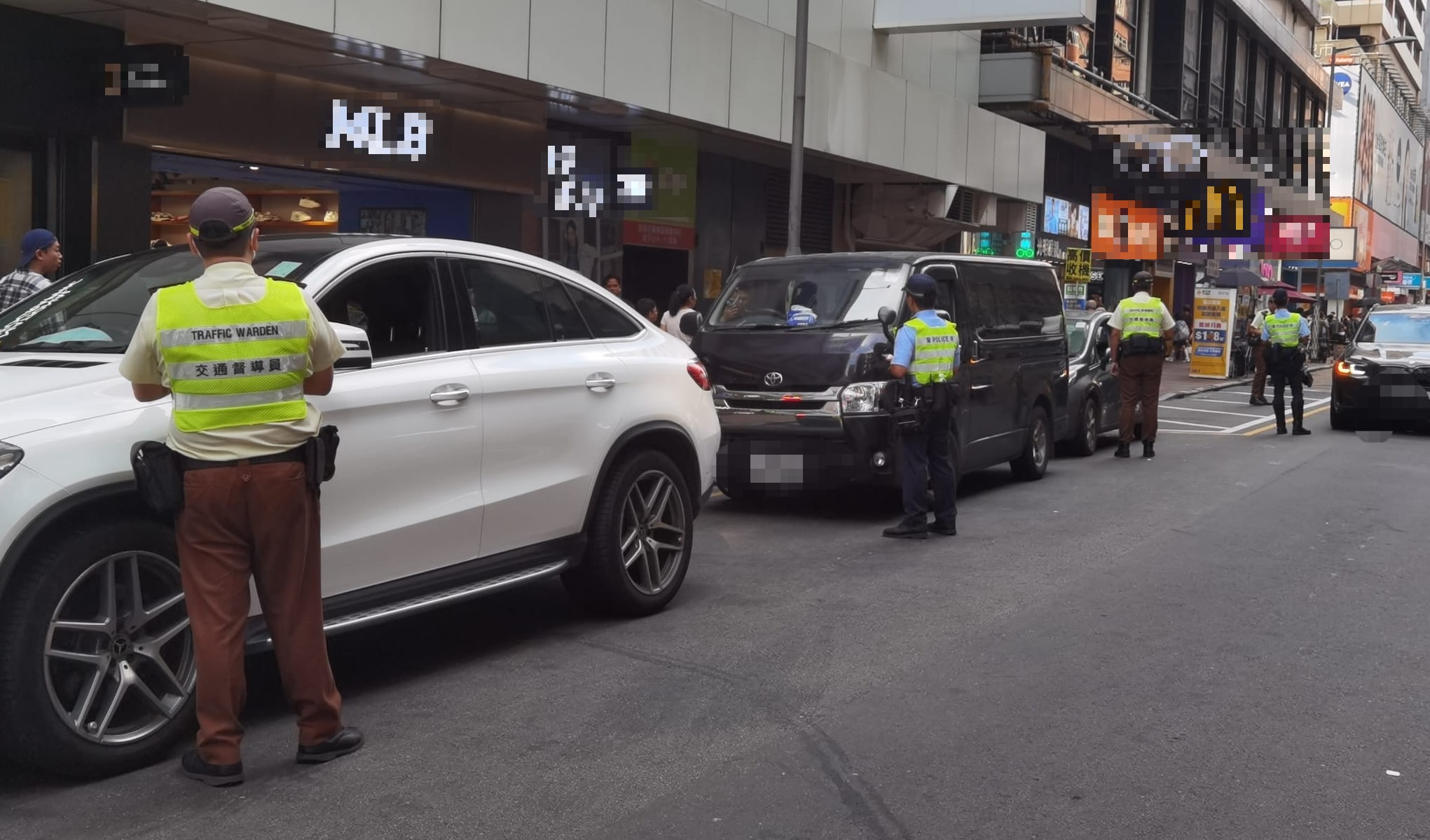旺角警區打擊違泊 拖走10輛阻塞車輛