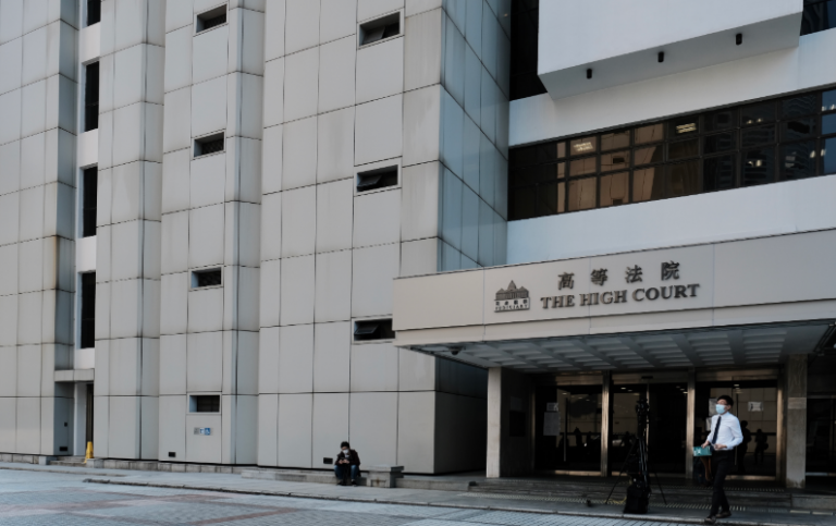 中學女校友就冬季穿裙規定提訴訟 官拒批司法覆核許可