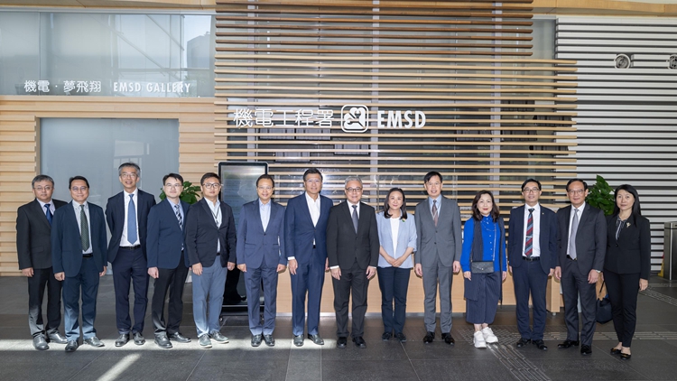 8名議員參觀機電署 與署長被困𨋢內20分鐘