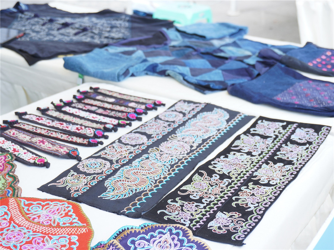 賞風光品非遺 黔荔波小七孔景區持續火爆