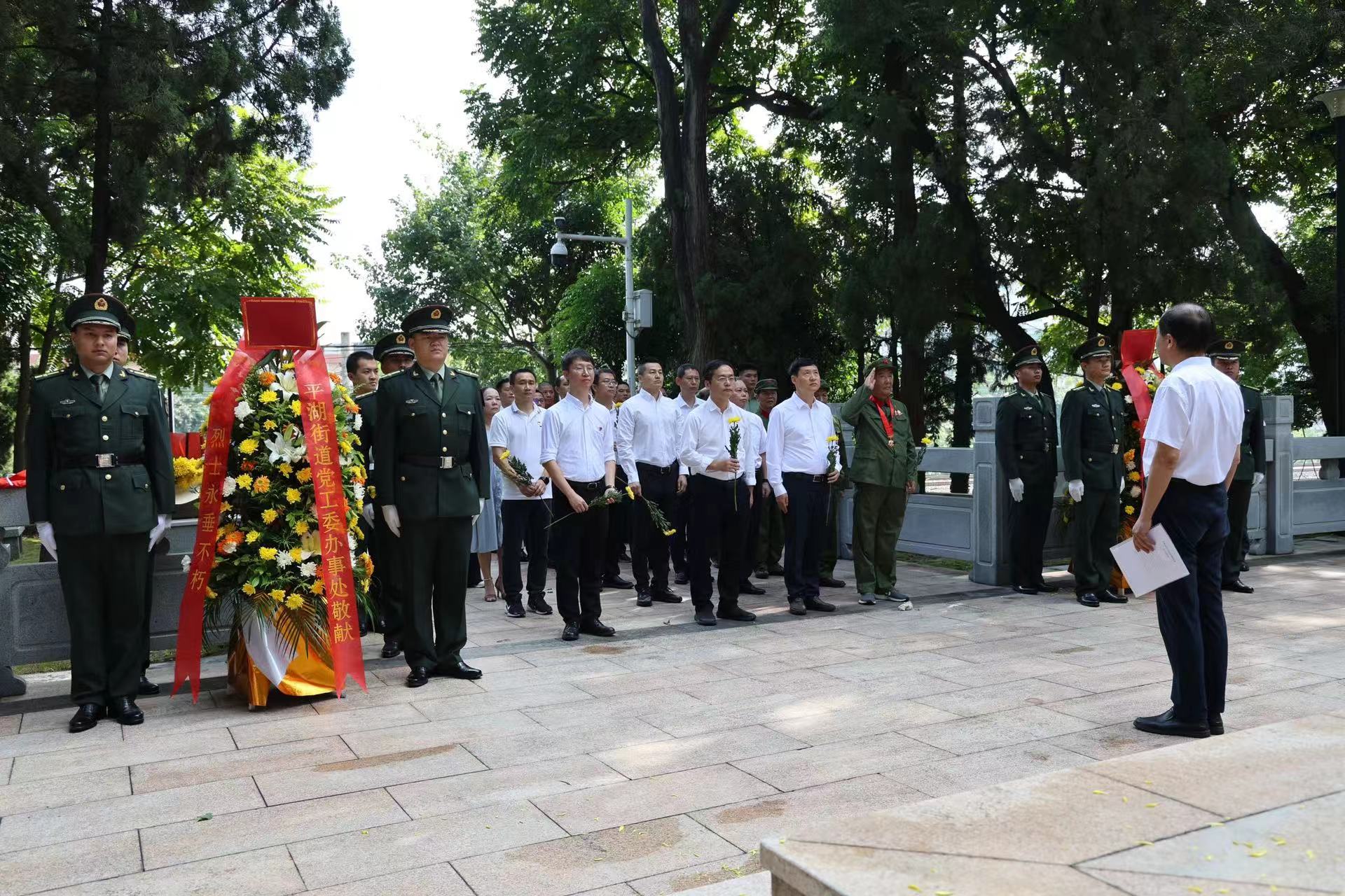 深圳龍崗平湖街道舉行公祭活動 向山廈革命烈士紀念碑敬獻花籃