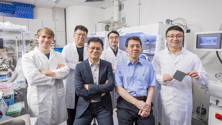 城大新技術提升鈣鈦礦太陽能電池 最新研究於國際期刊《科學》刊載