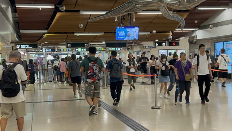 重陽節近60萬人次香港居民出境 按年升三成