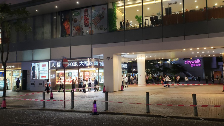 荃新天地商場外牆有玻璃墮下 4人受傷全部清醒