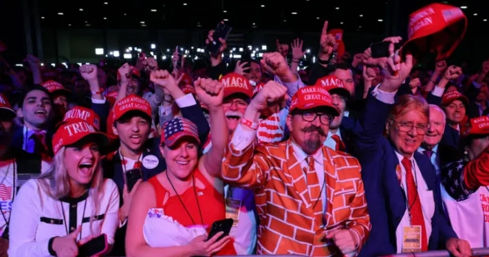 特朗普支持者們激情擁抱 慶祝選舉結果