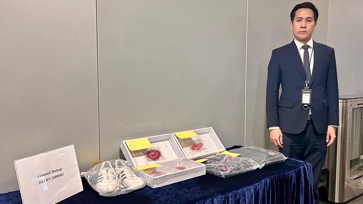 政府總部外花槽遭淋潑紅油 警拘一女子涉刑毀