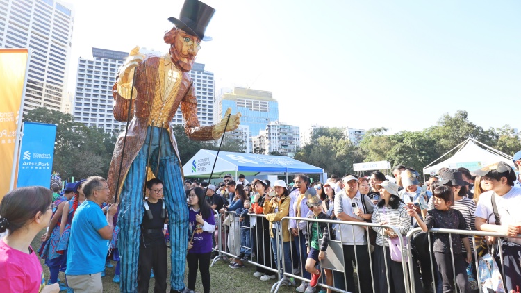 有片 |「渣打藝趣嘉年華2024」壓軸巡遊　10座巨型木偶現身銅鑼灣鬧市