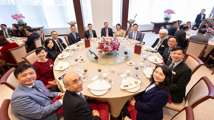 李家超率官員及行會成員赴立法會 與議員共晉午宴 互動交流