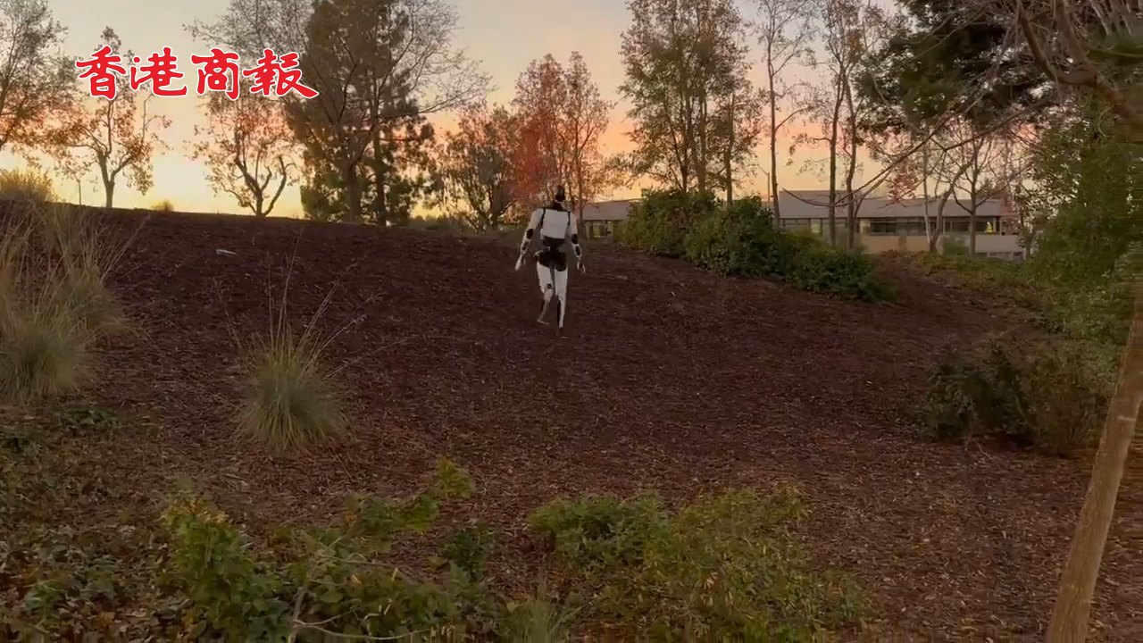 有片丨特斯拉機械人大秀行走能力 「蒙眼」克服崎嶇地形