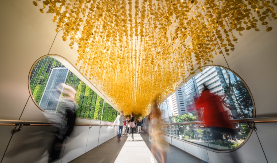中環The Henderson行人天橋化身80米金色長廊 25萬塊閃爍珠片打造聖誕藝術裝置