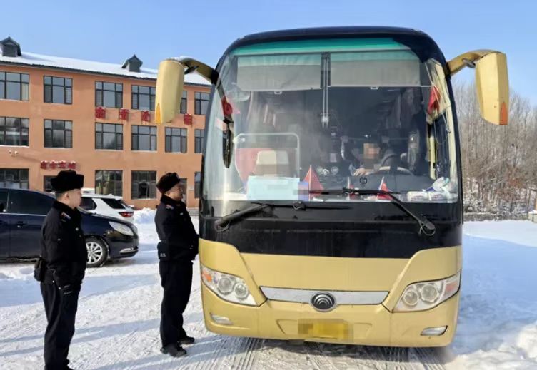 冰城雪景美如畫  民警守護暖人心