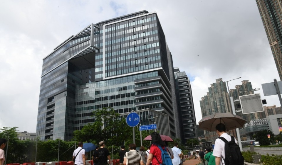 入境處外展隊到離島 為逾170名長者換新智能身份證