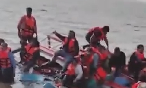 印度海軍船只發動機突然卡死撞上渡輪 至少13人死