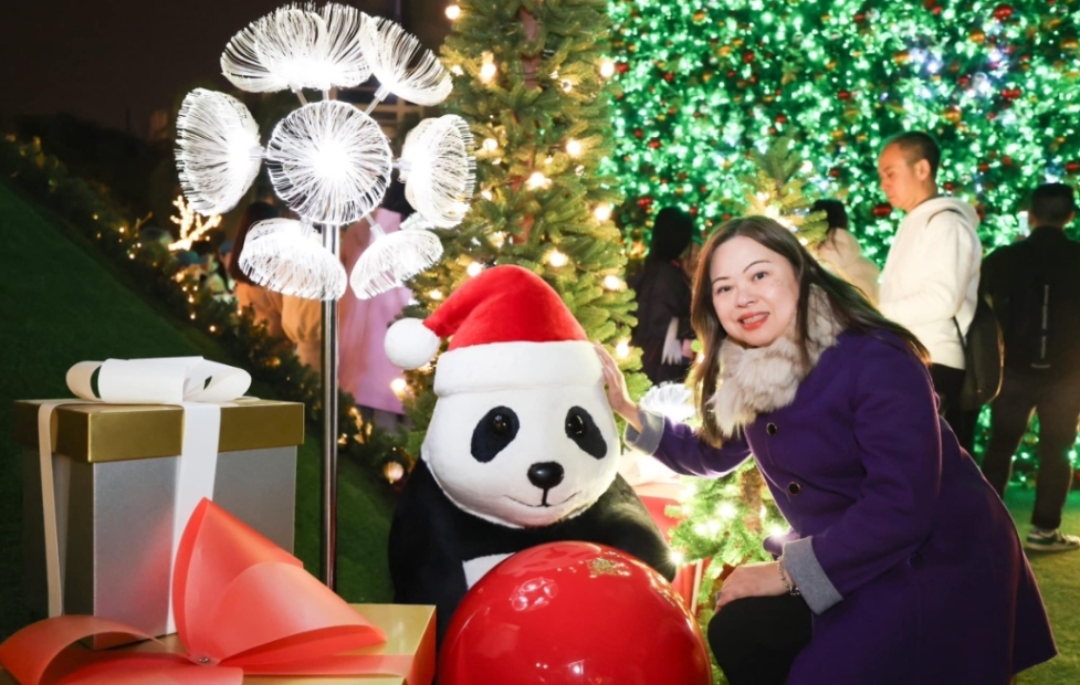 羅淑佩打卡西九文化區 感受聖誕節日氣氛