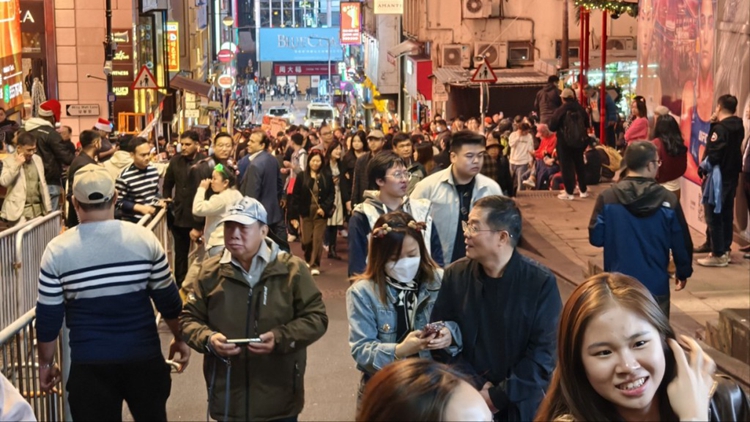 蘭桂坊平安夜生意理想 訂座率達八成 不少內地客拖行李箱到訪