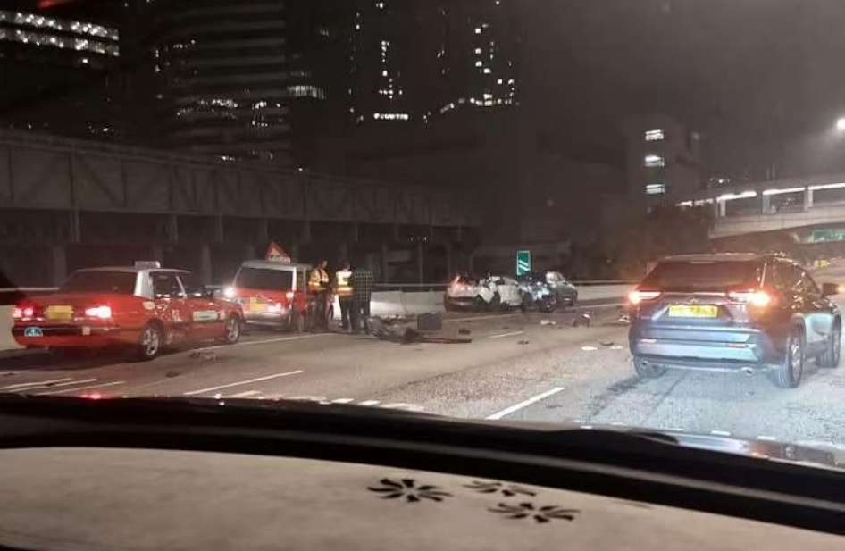 突發 | 西九龍公路6車相撞  1人身亡3人昏迷