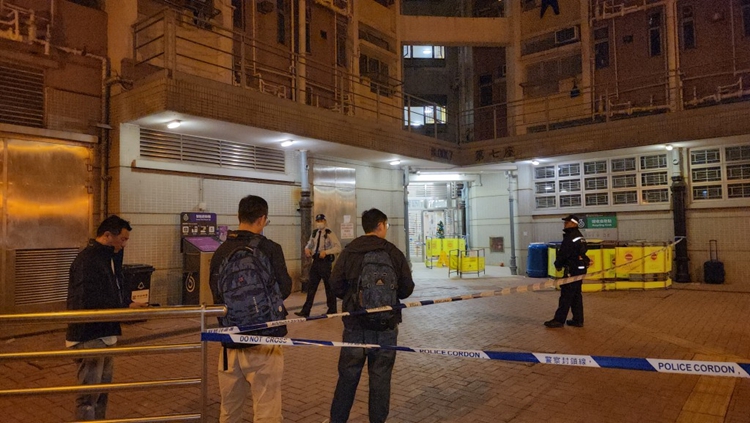 屯門寶田邨2男疑疑因「爭女」發生爭執 1人背部中刀不治