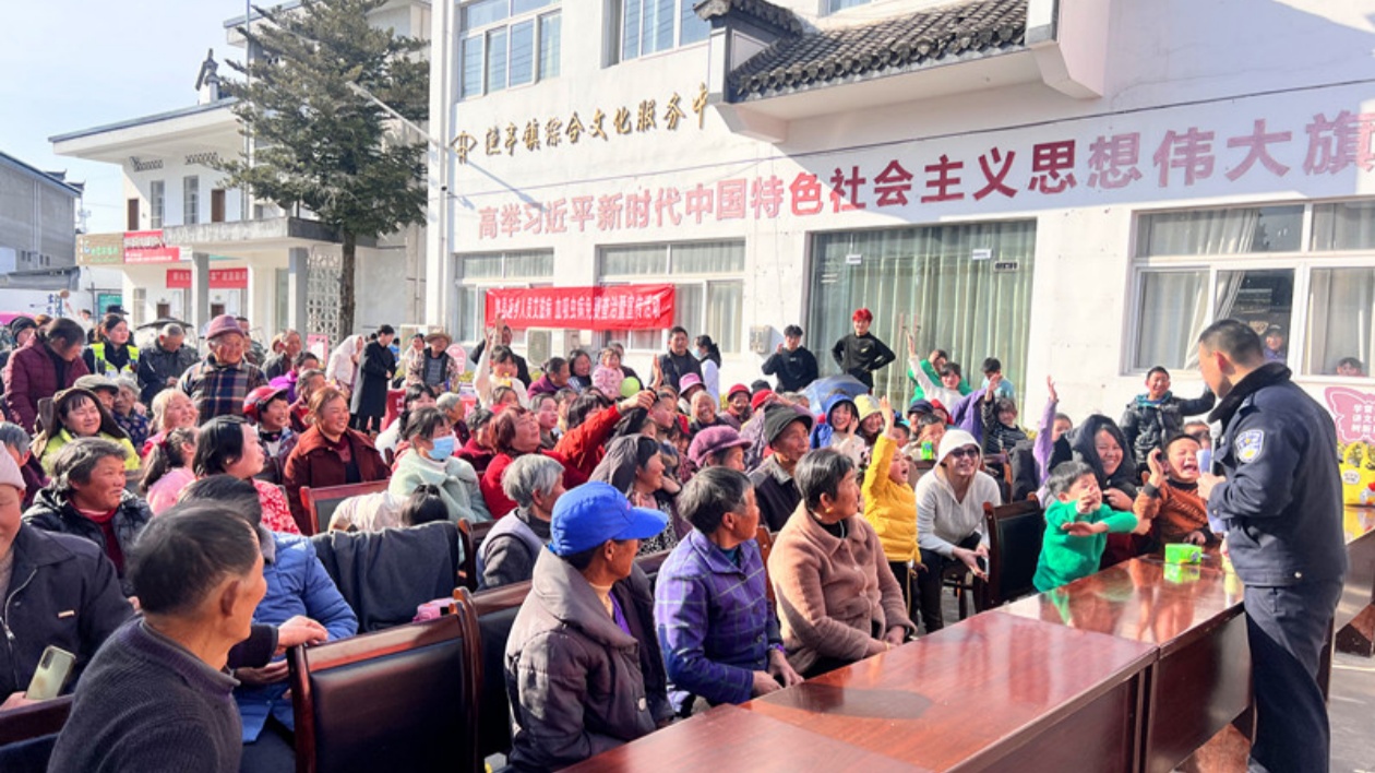 農民演農民看農民享 皖黟縣漁亭鎮紅火「村晚」」秀出振興新活力