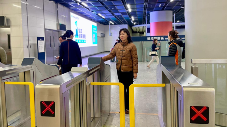 陳美寶視察高鐵西九龍站運作 為前線人員打氣