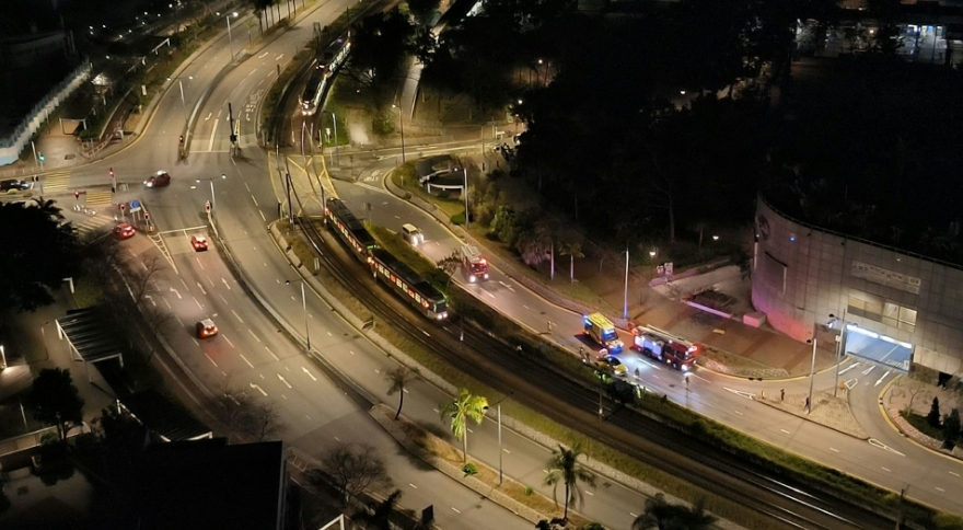 天水圍兩車相撞2人傷 零件散落輕鐵路軌服務受阻