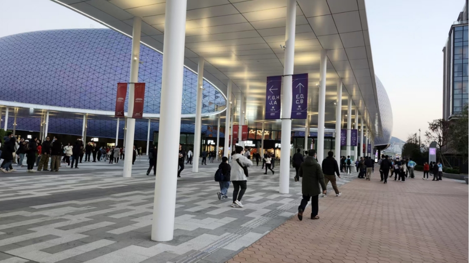 啟德體育園主場館上演港超聯U22賽事 上蓋首度打開