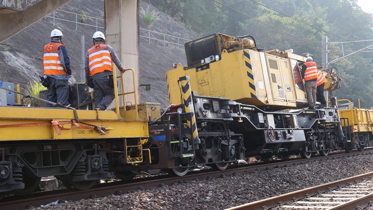 太和站工程車故障｜港鐵：水平感應系統出問題令車身傾側 爭取下午完成修復