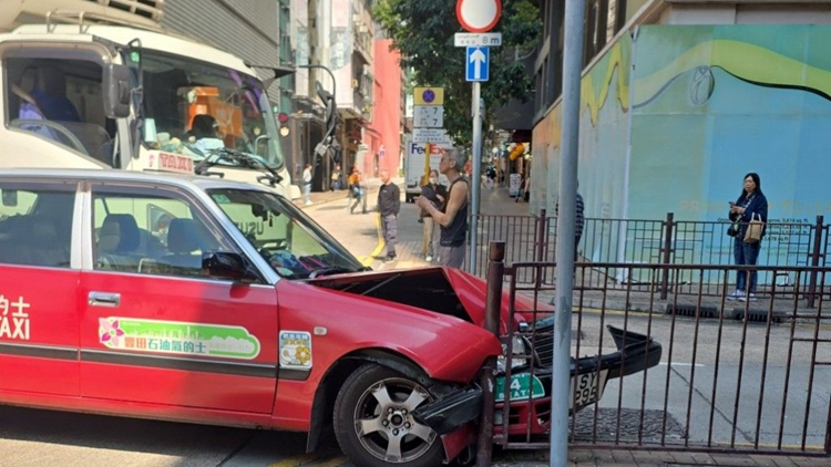 尖沙咀的士與中型貨車相撞 2人受傷