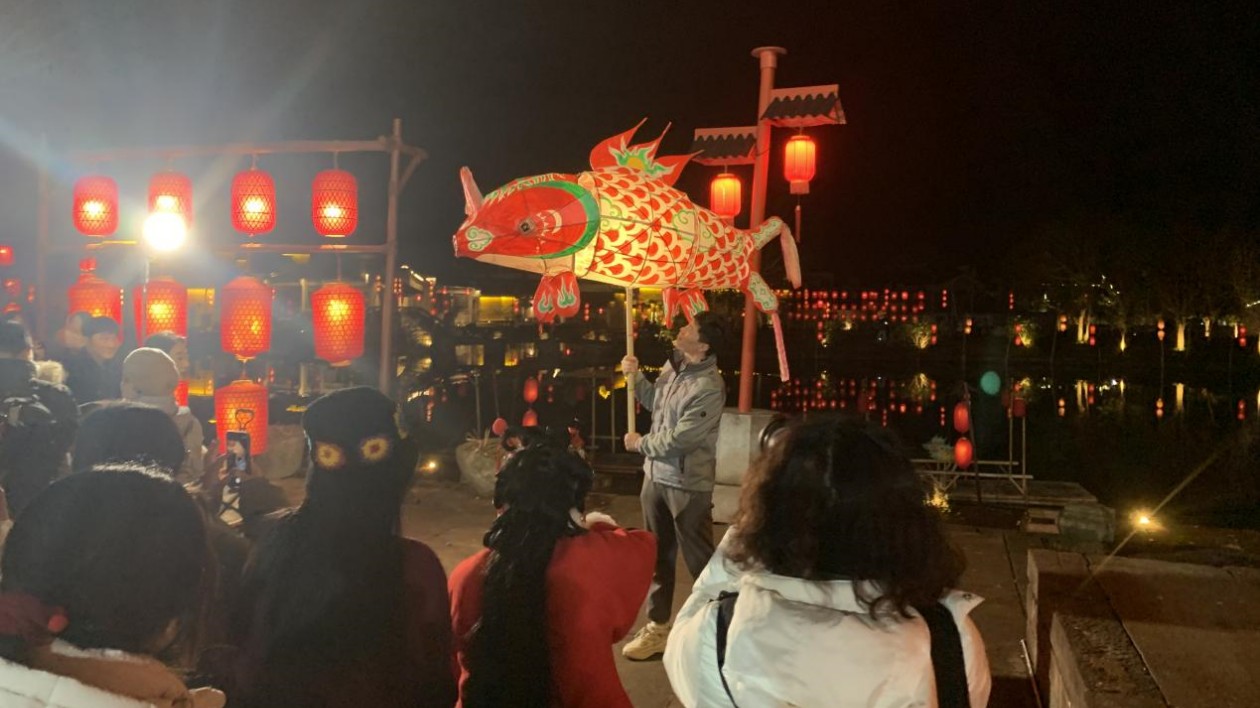 皖徽州區：非遺增色古村落  魚燈燃情元宵節