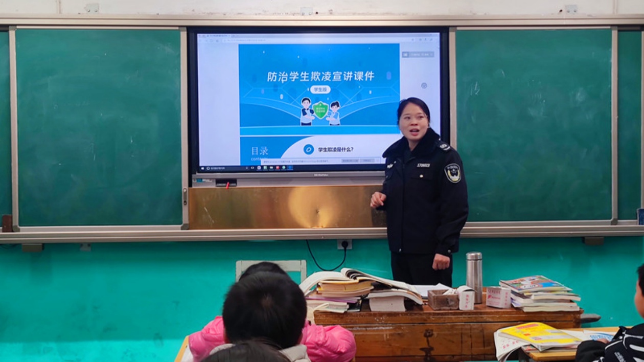 皖黟縣宏村鎮：開學第一課 送法進校園