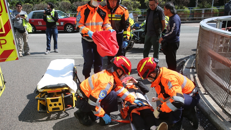 疑車門未關好釀意外 中區花園道跟車工人跌落貨車