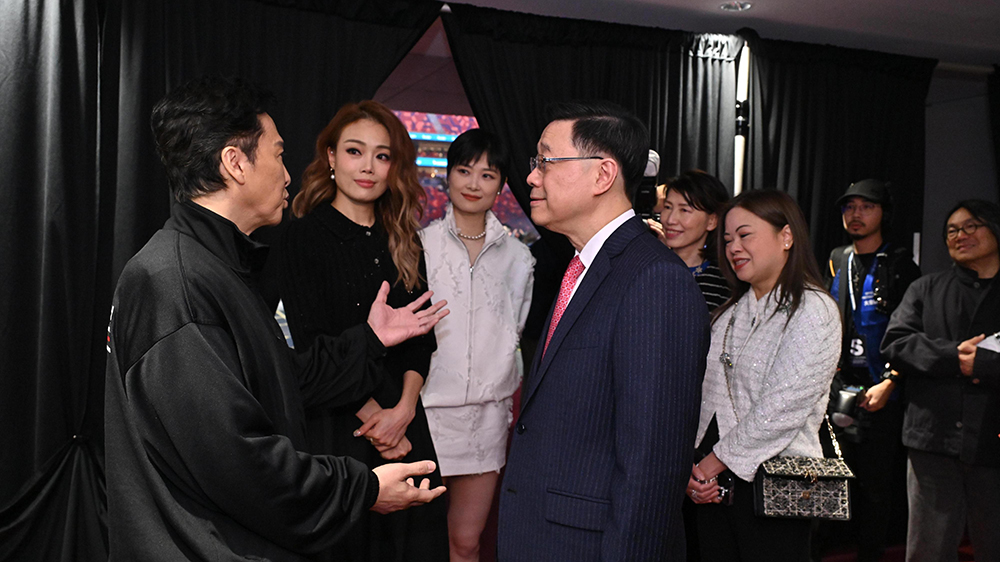 有片｜李家超探訪啟德體育園開幕演出體藝人員 容祖兒葉蒨文大讚屏幕音效等設施好
