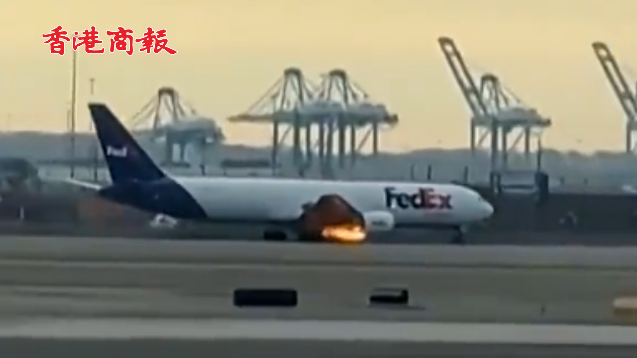 有片丨發動機起火 美國一波音飛機緊急迫降