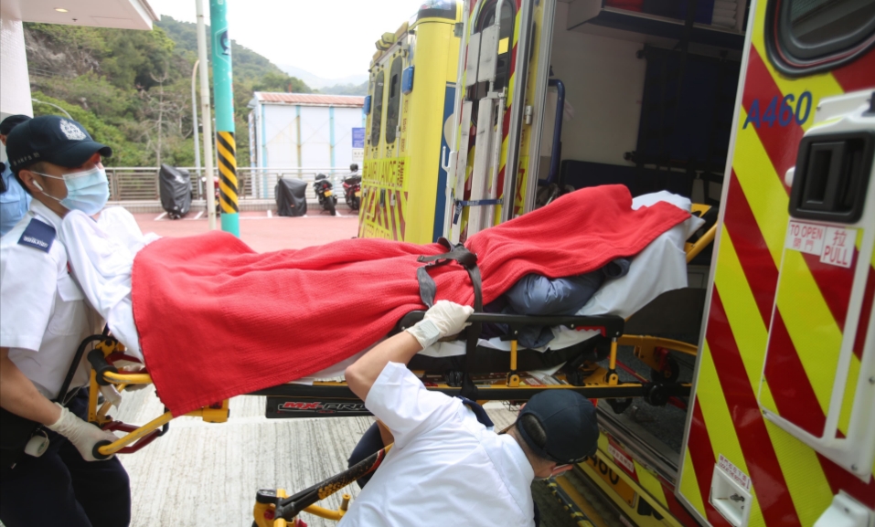 清水灣男子墮山坡被困2日 消防將其救起送院