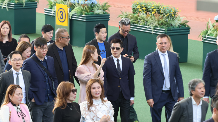 有片 | 城城勁親民 粉絲合照來者不拒