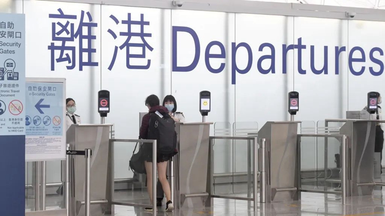 以「踩香港」賺流量不可取，為香港機場入境處職員說句公道話！