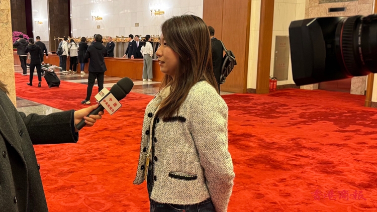 港商記者對着央視鏡頭說：首場發布會太火爆啦！