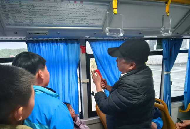 皖黟縣：公交車廂變「課堂」 交通安全記心間