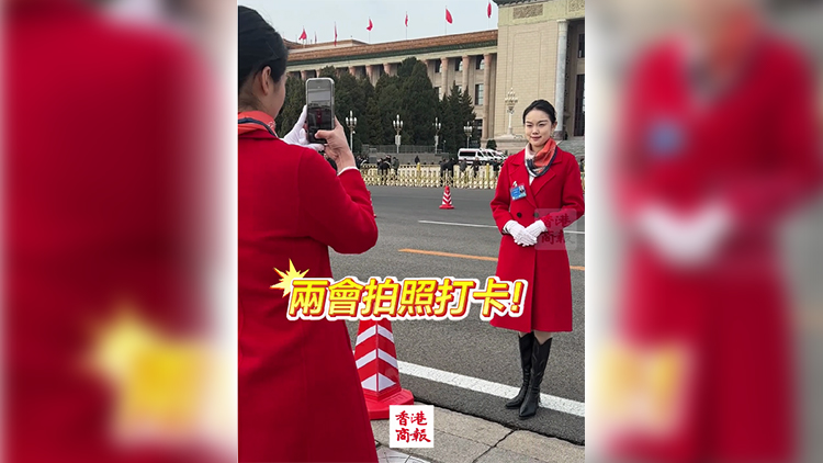 有片｜禮儀小姐姐會前打卡 成廣場亮麗風景線