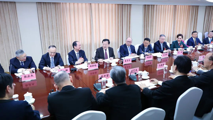 夏寶龍看望港澳地區全國人大代表